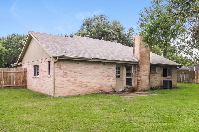 2,105/Mo, 5614 Countryaire St League City, TX 77573 Rear View