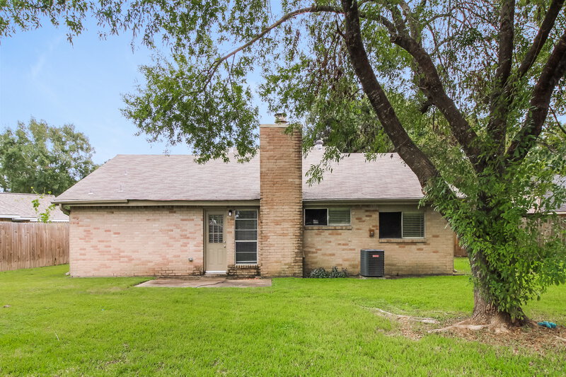 2,105/Mo, 5614 Countryaire St League City, TX 77573 Rear View 3