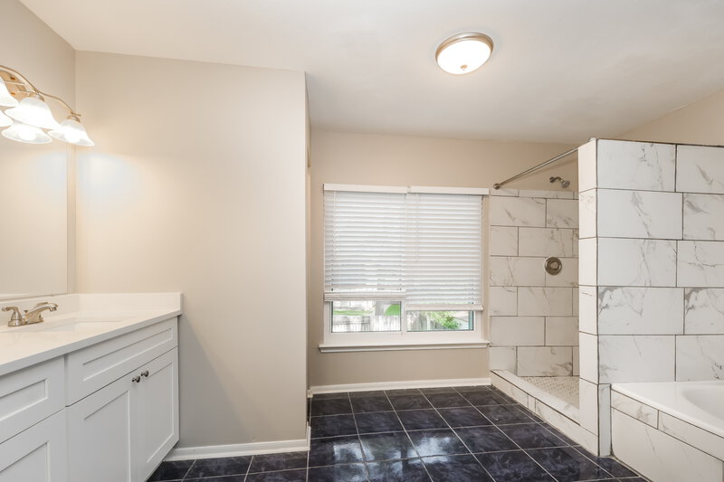 2,510/Mo, 9330 Wandsworth Dr Spring, TX 77379 Main Bathroom View
