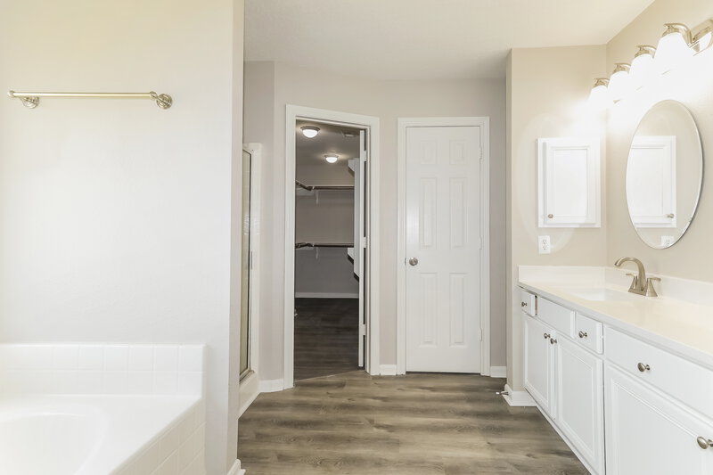 2,155/Mo, 993 Oak Lynn Dr Willis, TX 77378 Main Bathroom View