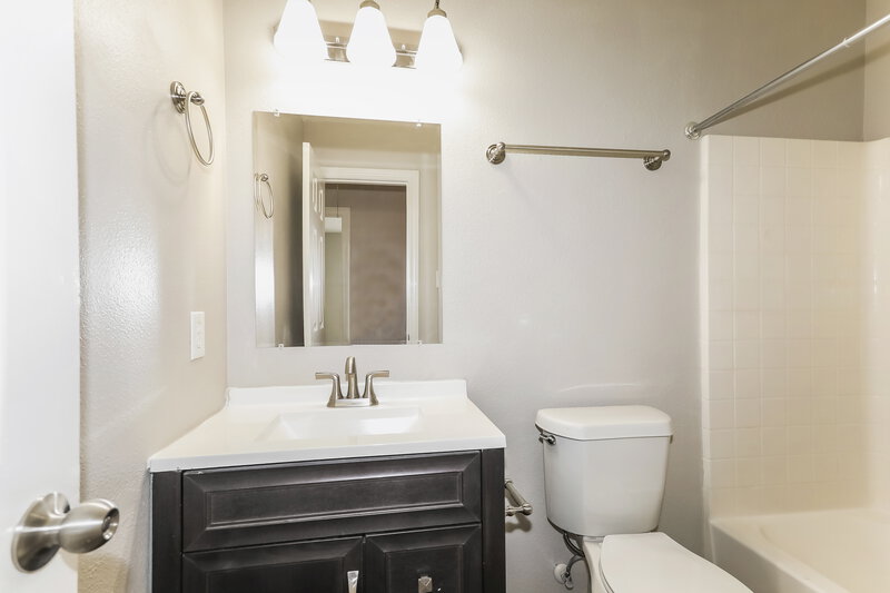 2,155/Mo, 993 Oak Lynn Dr Willis, TX 77378 Bathroom View