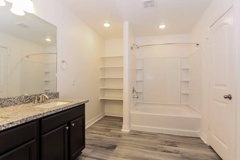 1,955/Mo, 1618 Mustang Canyon Way Houston, TX 77049 Main Bathroom View