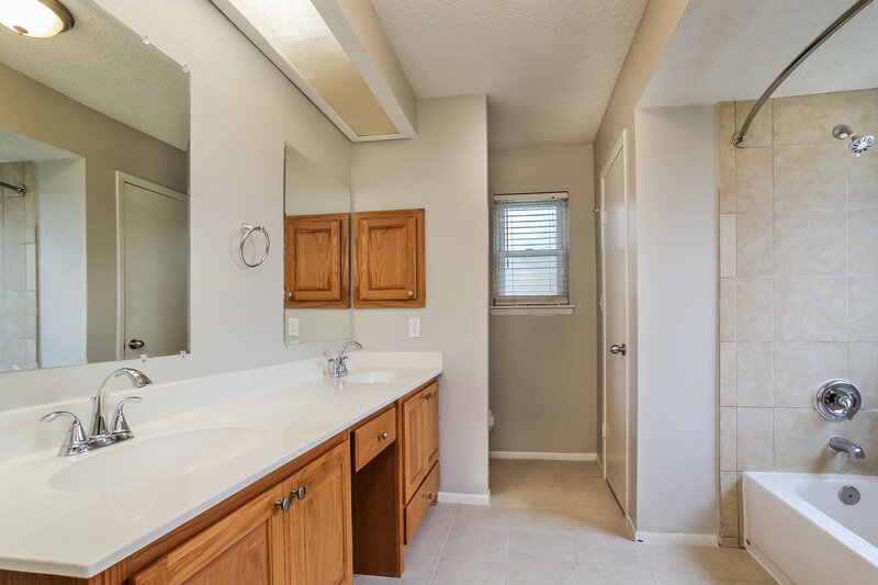 1,935/Mo, 9723 Orangevale Dr Spring, TX 77379 Main Bathroom View