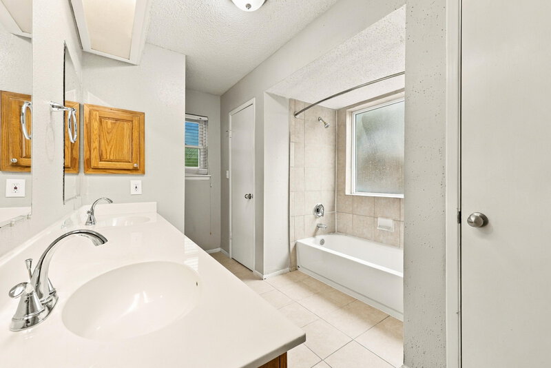 1,845/Mo, 9723 Orangevale Dr Spring, TX 77379 Primary Bathroom View 2