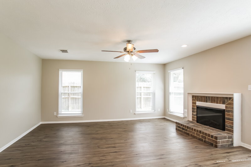 2,030/Mo, 302 Dunford Ct Highlands, TX 77562 Living Room View