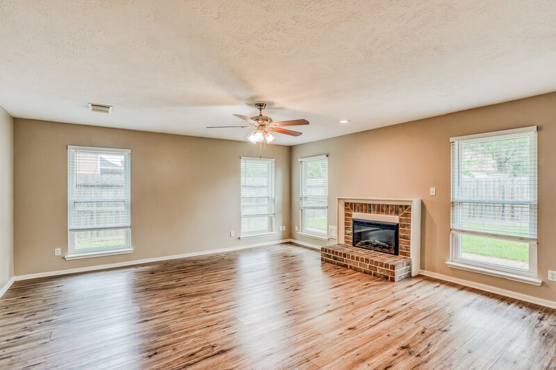 1,815/Mo, 302 Dunford Ct Highlands, TX 77562 Living Room View