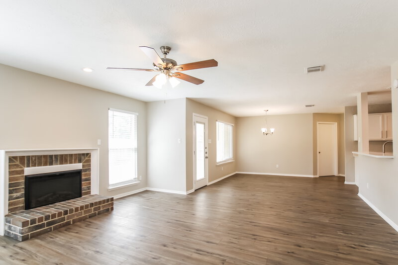 2,030/Mo, 302 Dunford Ct Highlands, TX 77562 Living Room View 2