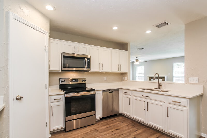 2,030/Mo, 302 Dunford Ct Highlands, TX 77562 Kitchen View 2