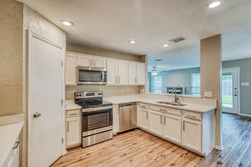 1,815/Mo, 302 Dunford Ct Highlands, TX 77562 Kitchen View
