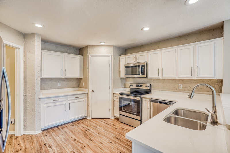 1,815/Mo, 302 Dunford Ct Highlands, TX 77562 Kitchen View 2