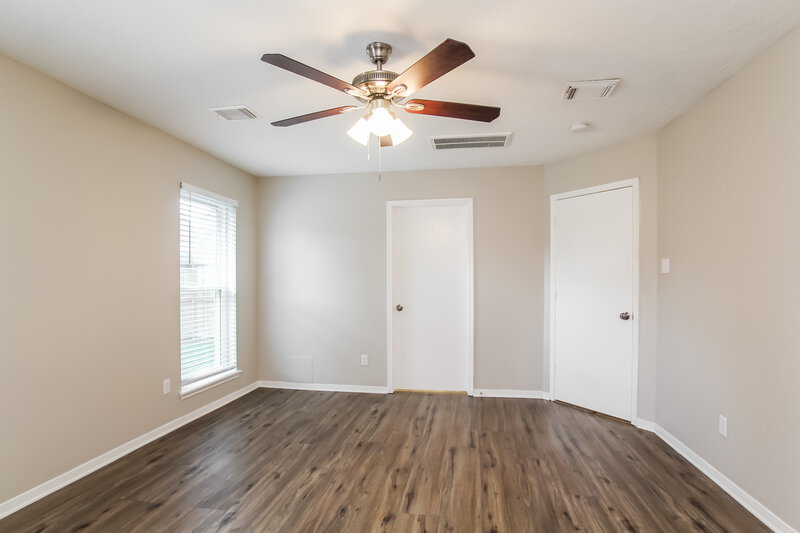 2,030/Mo, 302 Dunford Ct Highlands, TX 77562 Main Bedroom View 2