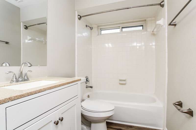 2,030/Mo, 302 Dunford Ct Highlands, TX 77562 Main Bathroom View