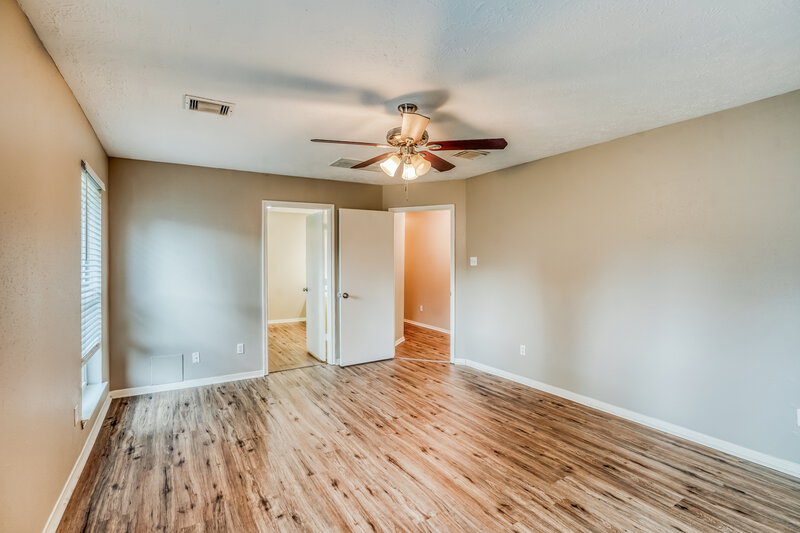 1,815/Mo, 302 Dunford Ct Highlands, TX 77562 Main Bedroom View 2