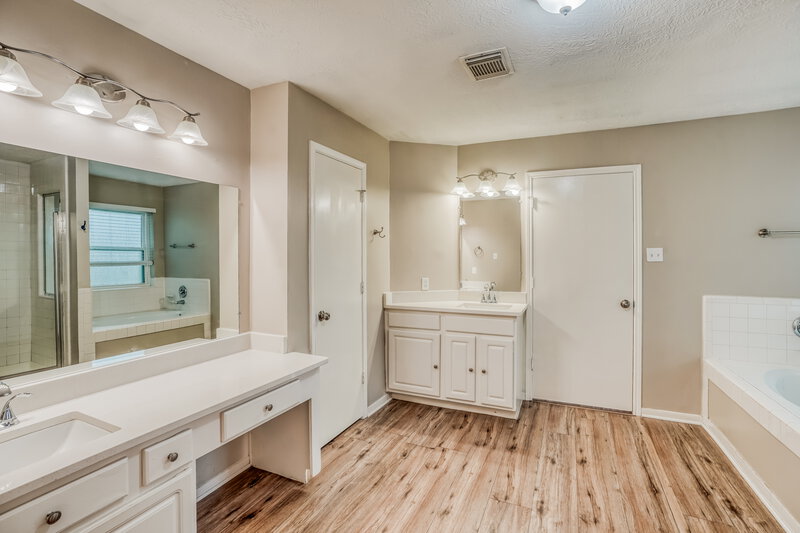 1,815/Mo, 302 Dunford Ct Highlands, TX 77562 Main Bathroom View