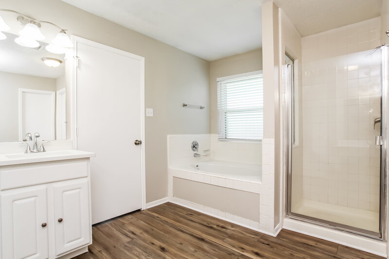 2,030/Mo, 302 Dunford Ct Highlands, TX 77562 Bathroom View