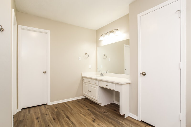 2,030/Mo, 302 Dunford Ct Highlands, TX 77562 Bathroom View 2