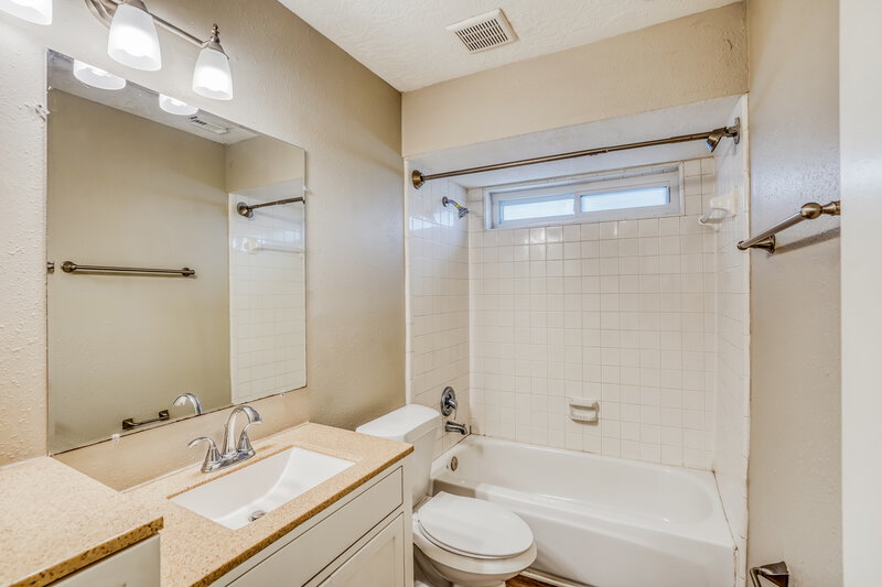 1,815/Mo, 302 Dunford Ct Highlands, TX 77562 Bathroom View