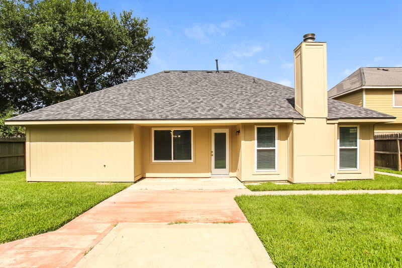 2,030/Mo, 302 Dunford Ct Highlands, TX 77562 Rear View