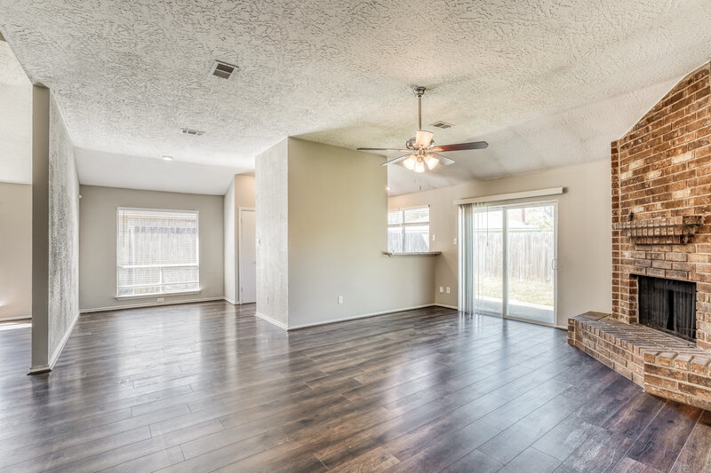 1,860/Mo, 15118 Loma Paseo Dr Houston, TX 77083 Living Room View