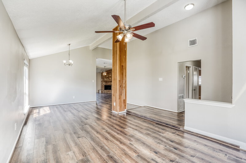 1,860/Mo, 15118 Loma Paseo Dr Houston, TX 77083 Living Room View 2