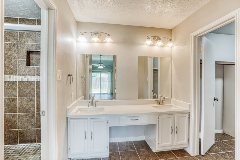 1,860/Mo, 15118 Loma Paseo Dr Houston, TX 77083 Main Bathroom View