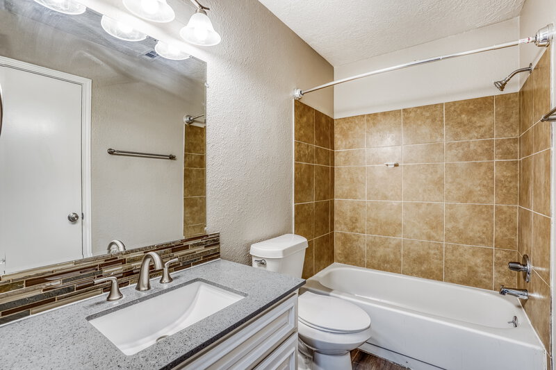 1,860/Mo, 15118 Loma Paseo Dr Houston, TX 77083 Bathroom View