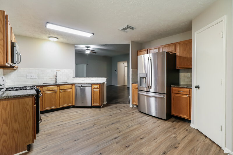 1,545/Mo, 271 Indian Falls S Montgomery, TX 77316 Kitchen View