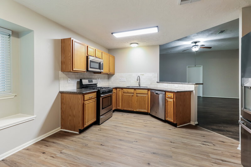 1,545/Mo, 271 Indian Falls S Montgomery, TX 77316 Kitchen View 2