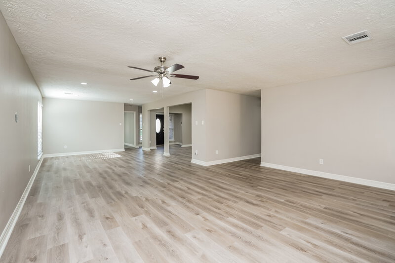 1,875/Mo, 3514 Glenwood Springs Dr Kingwood, TX 77345 Living Room View 2