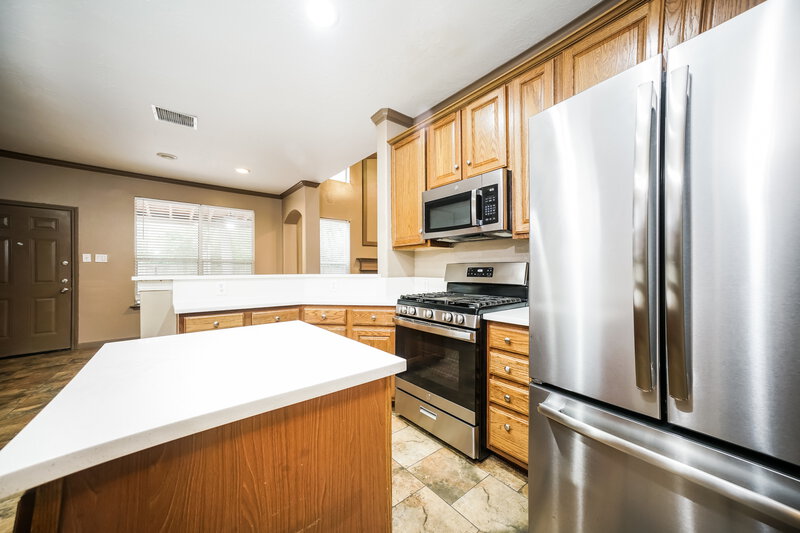 2,540/Mo, 130 Wimberly Way Conroe, TX 77385 Kitchen View 2