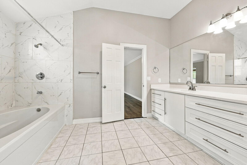 2,180/Mo, 7923 Fall Glen Dr Houston, TX 77040 Primary Bathroom View
