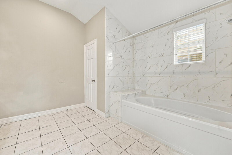 2,180/Mo, 7923 Fall Glen Dr Houston, TX 77040 Primary Bathroom View 2