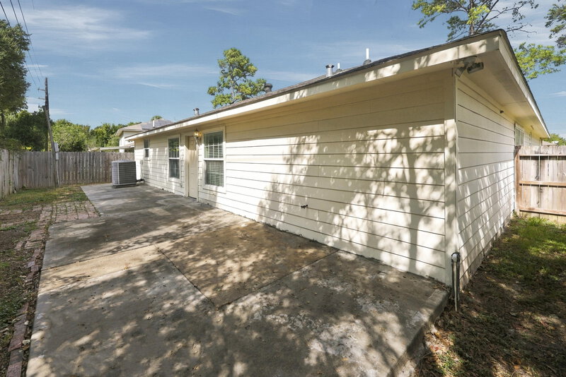 2,180/Mo, 7923 Fall Glen Dr Houston, TX 77040 Rear View