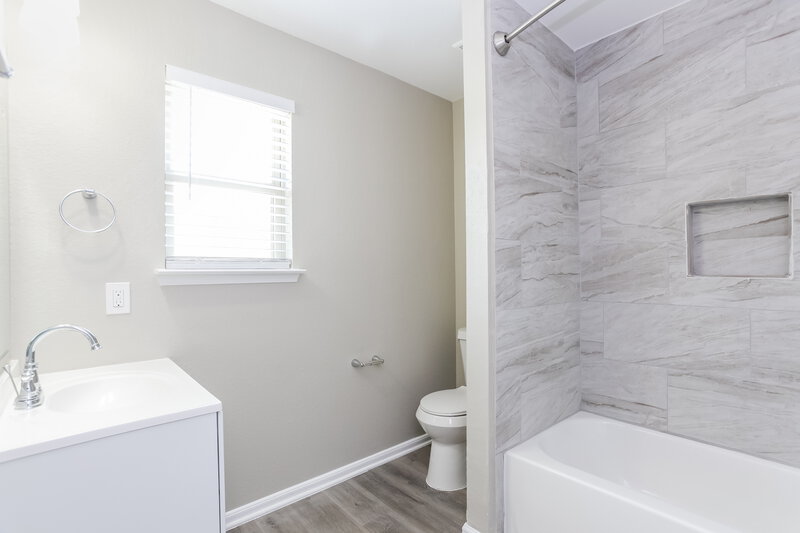 2,020/Mo, 21627 Mossey Pines Ct Humble, TX 77338 Bathroom View