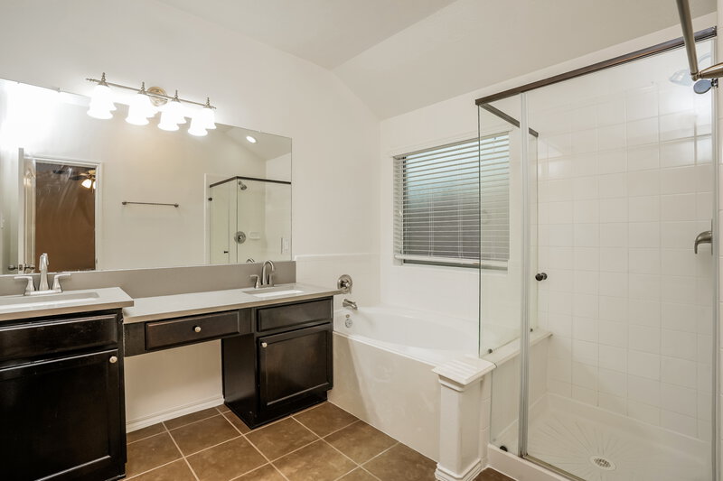 2,335/Mo, 7931 Branson Park Ln Humble, TX 77338 Main Bathroom View