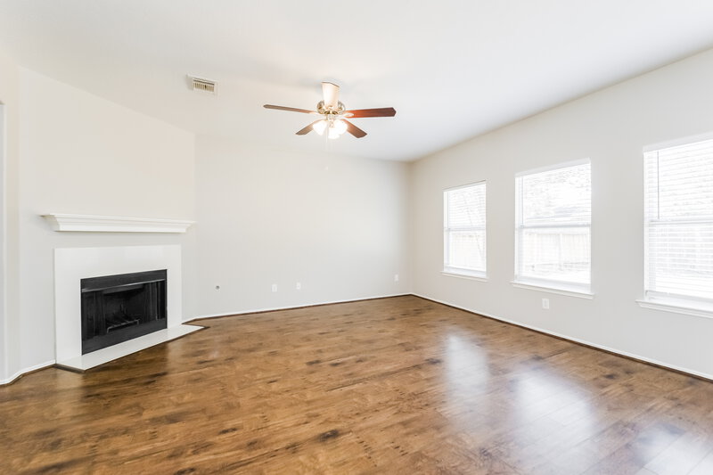 2,175/Mo, 17615 Memorial Falls Dr Tomball, TX 77375 Living Room View