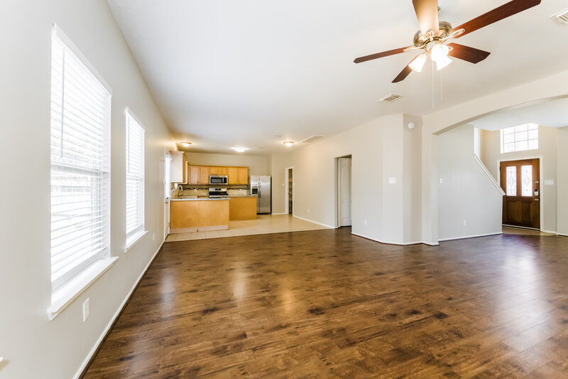 2,175/Mo, 17615 Memorial Falls Dr Tomball, TX 77375 Living Room View 2