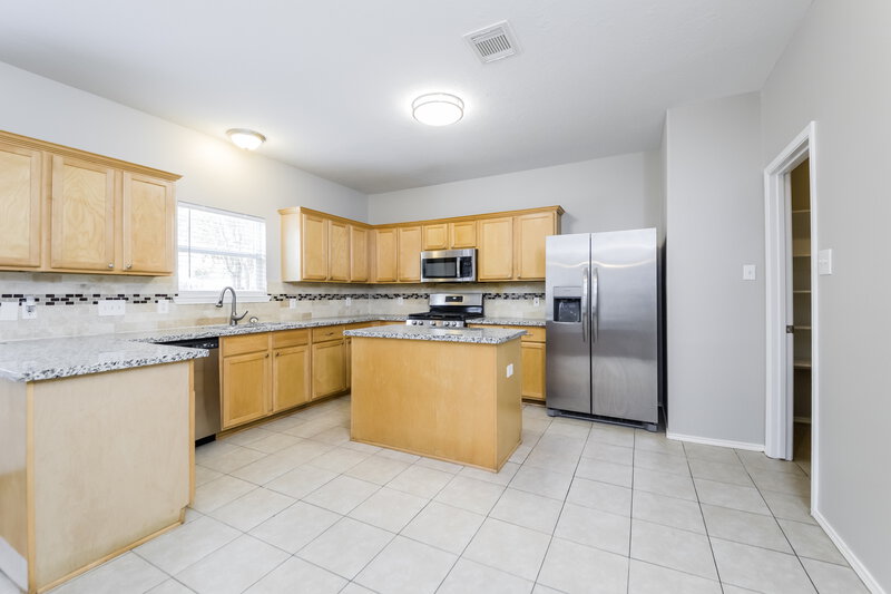 2,175/Mo, 17615 Memorial Falls Dr Tomball, TX 77375 Kitchen View