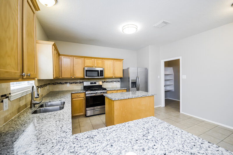 2,175/Mo, 17615 Memorial Falls Dr Tomball, TX 77375 Kitchen View 2