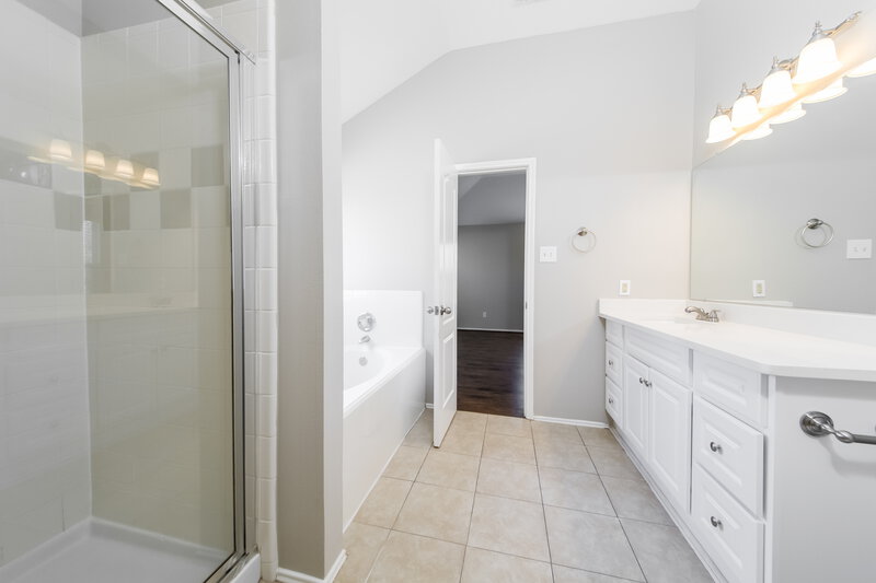 2,175/Mo, 17615 Memorial Falls Dr Tomball, TX 77375 Main Bathroom View