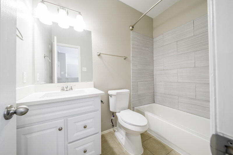 2,175/Mo, 17615 Memorial Falls Dr Tomball, TX 77375 Bathroom View