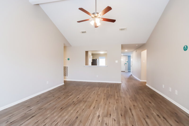 1,870/Mo, 7815 Longshire Ln Houston, TX 77040 Living Room View 2