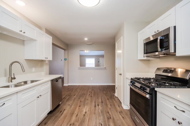 1,870/Mo, 7815 Longshire Ln Houston, TX 77040 Kitchen View 2