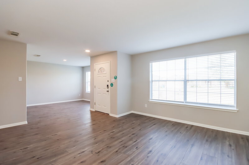 1,870/Mo, 7815 Longshire Ln Houston, TX 77040 Sitting Room View