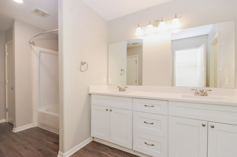 1,870/Mo, 7815 Longshire Ln Houston, TX 77040 Main Bathroom View