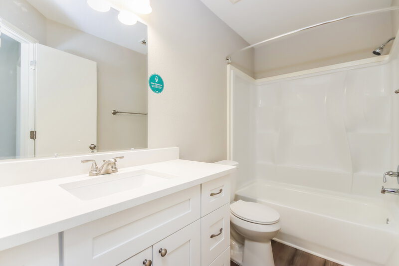 1,870/Mo, 7815 Longshire Ln Houston, TX 77040 Bathroom View