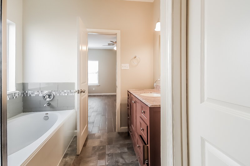 2,120/Mo, 1406 Highland Sage Ln Spring, TX 77373 Main Bathroom View 2