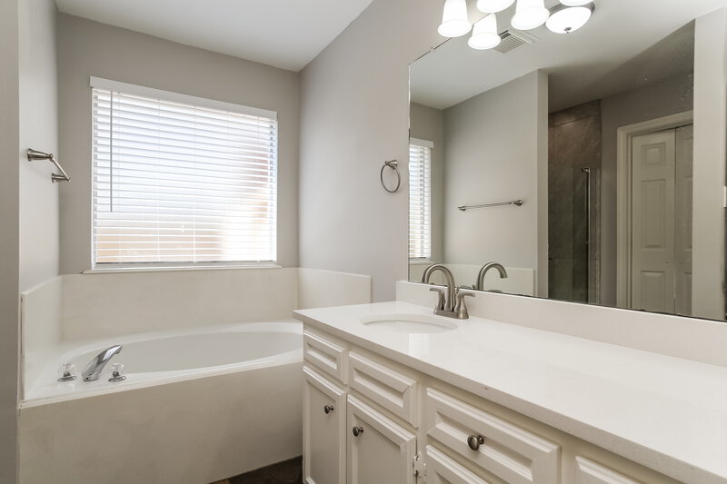 1,850/Mo, 1211 Toby Ln Conroe, TX 77301 Main Bathroom View