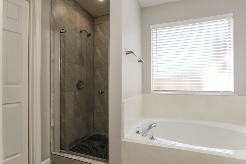 1,850/Mo, 1211 Toby Ln Conroe, TX 77301 Main Bathroom View 2