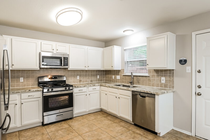 2,165/Mo, 19547 Rippling Brook Ln Tomball, TX 77375 Kitchen View